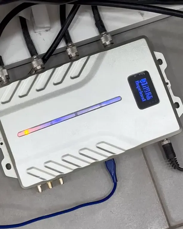 Lecteur RFID fixe relié à ses antennes, sous le comptoir de caisse.